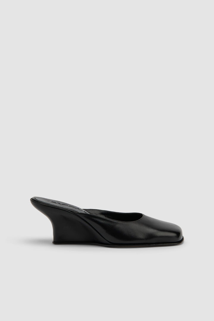 Caroo Closed Toe Leather Mule