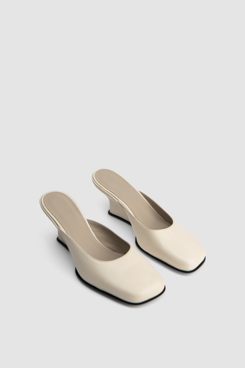 Caroo Closed Toe Leather Mule