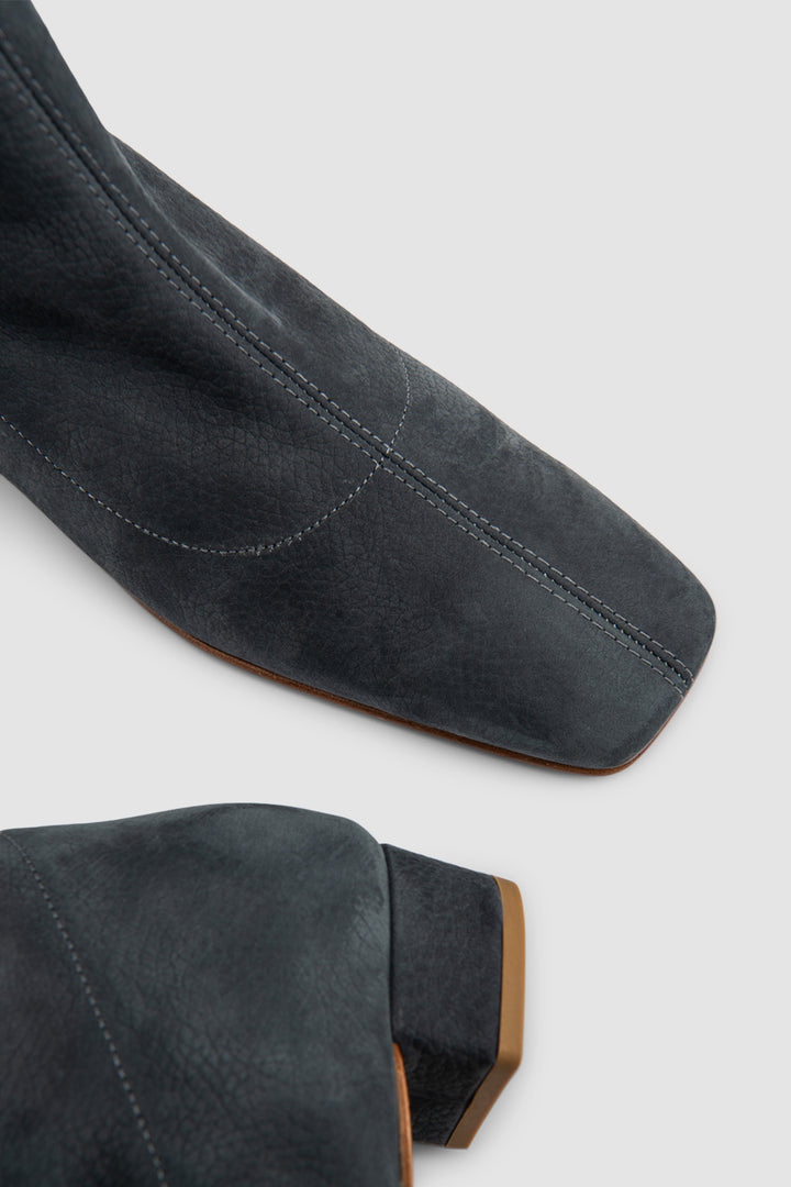 Este Nubuck Ankle Boot